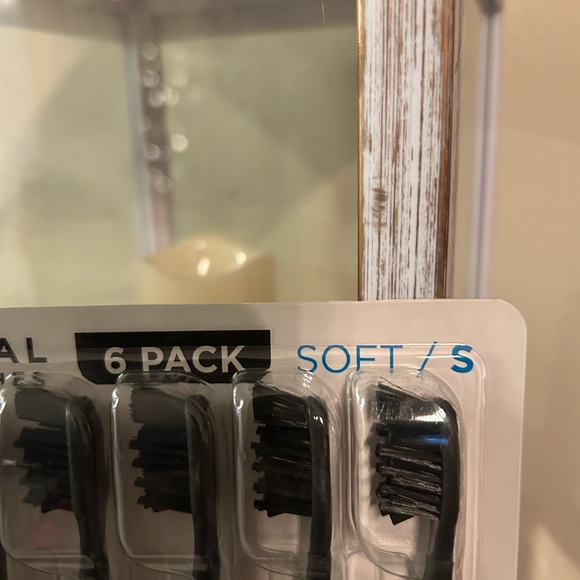 Oral B charcoal infused toothbrush - Picture 2 of 4